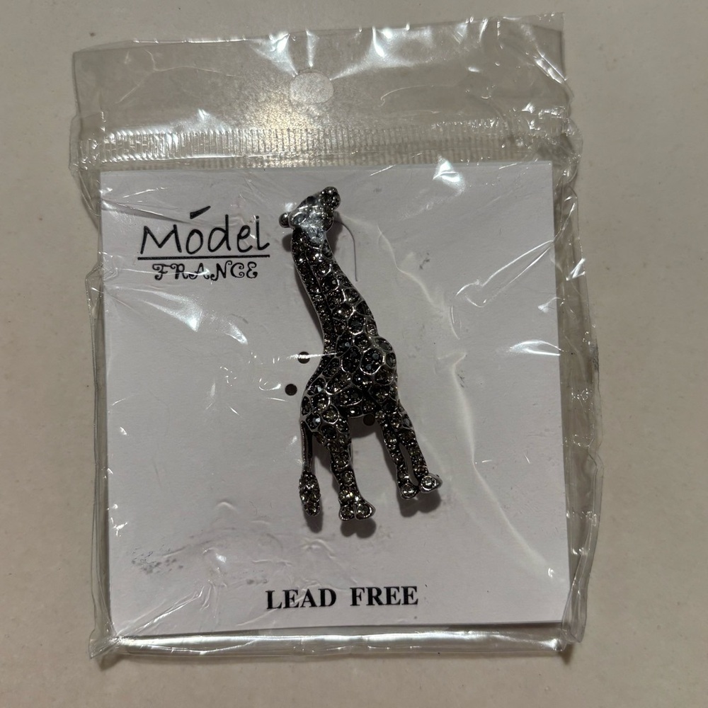 Model France Giraffe Brooch Studded with Sparkly Rhinestone NEW